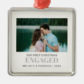 初めてのクリスマス婚約したカップル写真グレー メタルオーナメント (正面)
