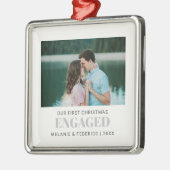 初めてのクリスマス婚約したカップル写真グレー メタルオーナメント (左)