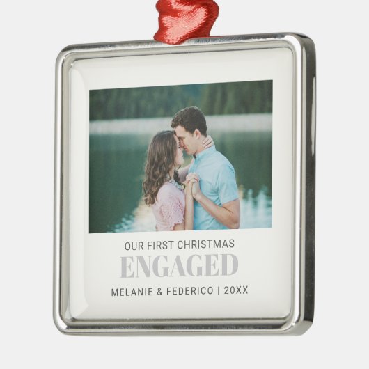 初めてのクリスマス婚約したカップル写真グレー メタルオーナメント (左)