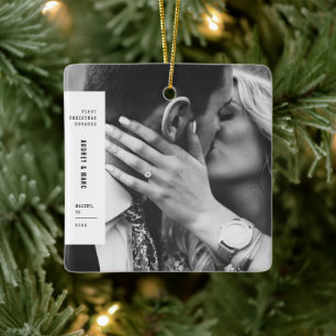 初めてのクリスマス婚約したカップル写真ミニマル セラミックオーナメント