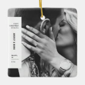 初めてのクリスマス婚約したカップル写真ミニマル セラミックオーナメント (正面)