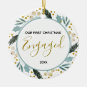 初めてのクリスマス婚約したカップル写真金ゴールドモダン セラミックオーナメント (正面)