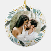 初めてのクリスマス婚約したカップル写真金ゴールドモダン セラミックオーナメント (裏面)