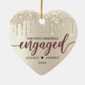 初めてのクリスマス婚約したシャンパングリッタードリップ セラミックオーナメント (裏面)