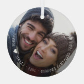 初めてのクリスマス婚約したスクリプトフォトセラミック ガラスオーナメント (裏面)