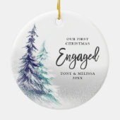 初めてのクリスマス婚約したスパーソナライズされたパイン セラミックオーナメント (裏面)