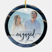 初めてのクリスマス婚約したズPhoto Navy Blue金ゴールドAgate セラミックオーナメント (裏面)