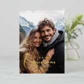 初めてのクリスマス婚約したハッピーカップル写真 箔シーズンカード (立ち正面)