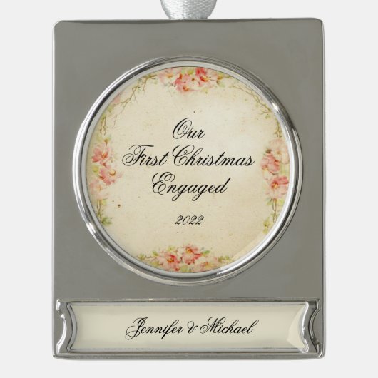 初めてのクリスマス婚約したパーソナライズされた シルバープレートバナーオーナメント (正面)