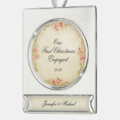 初めてのクリスマス婚約したパーソナライズされた シルバープレートバナーオーナメント (左)