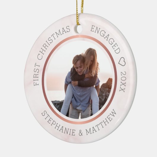 初めてのクリスマス婚約したフォトエレガントピンクマーブル セラミックオーナメント (左)