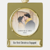 初めてのクリスマス婚約したフォトオーバーレイ名(年) ゴールドプレートバナーオーナメント (正面)