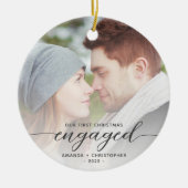初めてのクリスマス婚約したフォトグレイモダンスクリプト セラミックオーナメント (正面)