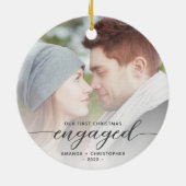 初めてのクリスマス婚約したフォトグレイモダンスクリプト セラミックオーナメント (裏面)