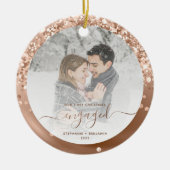 初めてのクリスマス婚約したフォトバラ金ゴールドグリッター セラミックオーナメント (正面)