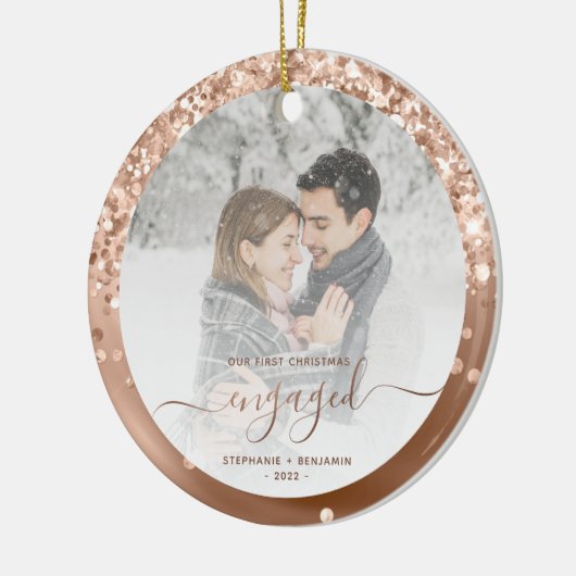 初めてのクリスマス婚約したフォトバラ金ゴールドグリッター セラミックオーナメント (左)