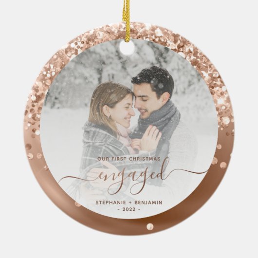 初めてのクリスマス婚約したフォトバラ金ゴールドグリッター セラミックオーナメント (裏面)