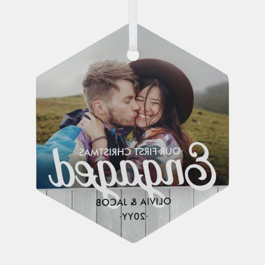 初めてのクリスマス婚約したフォトフェイクウッド六角形 ガラスオーナメント (裏面)