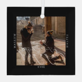 初めてのクリスマス婚約したフォトブラック ガラスオーナメント (裏面)