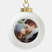 初めてのクリスマス婚約したフォトモダンホワイトスクリプト セラミックボールオーナメント (正面)