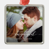 初めてのクリスマス婚約したフォトモダンホワイトスクリプト メタルオーナメント (正面)