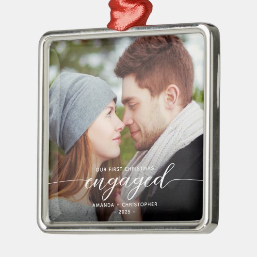 初めてのクリスマス婚約したフォトモダンホワイトスクリプト メタルオーナメント (左)