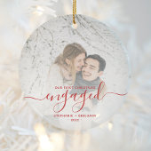初めてのクリスマス婚約したフォト明るい赤のスクリプト セラミックオーナメント