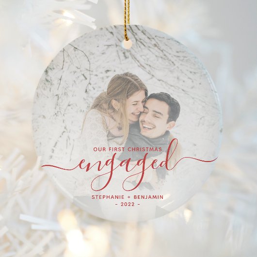 初めてのクリスマス婚約したフォト明るい赤のスクリプト セラミックオーナメント