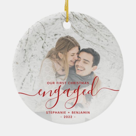 初めてのクリスマス婚約したフォト明るい赤のスクリプト セラミックオーナメント (裏面)