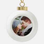 初めてのクリスマス婚約したフォト白モダン セラミックボールオーナメント (正面)