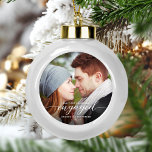 初めてのクリスマス婚約したフォト白モダン セラミックボールオーナメント<br><div class="desc">この美しい記念婚約でモダンあなたのオーナメント。白い文字読の「私たちの初めてのクリスマス婚約した」と書の台本の「婚約した」と前後に装飾的なスワッシュエレガントを含む。サンプル画像を写真に置き換お気に入りのえ、名前と年を追加する。暗いグラデーションフ救済ィルタが文字をポップ・アートの作る。</div>