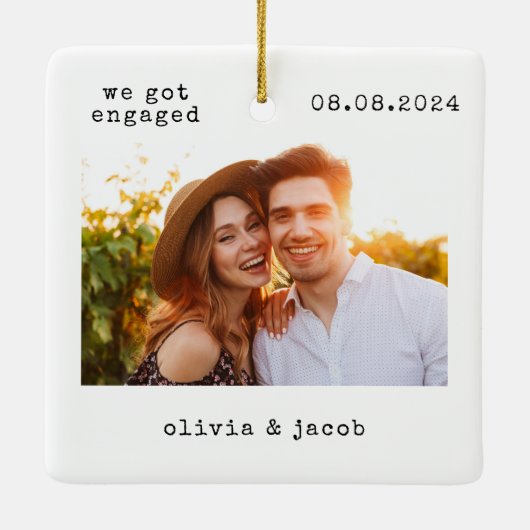 初めてのクリスマス婚約したミニマル写真 セラミックオーナメント (裏面)