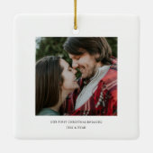 初めてのクリスマス婚約したミニマル婚約写真 セラミックオーナメント (裏面)