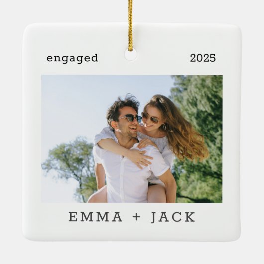 初めてのクリスマス婚約したモダンミニマル写真 セラミックオーナメント (裏面)