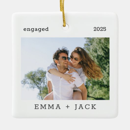 初めてのクリスマス婚約したモダンミニマル写真 セラミックオーナメント (正面)