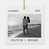 初めてのクリスマス婚約したモダンミニマル写真 セラミックオーナメント (裏面)