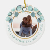 初めてのクリスマス婚約したユーカリ金ゴールドフォトセラ セラミックオーナメント (正面)