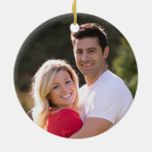 初めてのクリスマス婚約したヴィンテージレッドトラック写真 セラミックオーナメント (裏面)