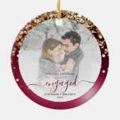初めてのクリスマス婚約した写真ブルゴーニュ金ゴールド セラミックオーナメント (裏面)
