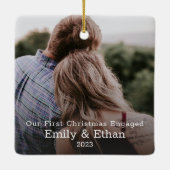 初めてのクリスマス婚約した写真ミニマルモダン セラミックオーナメント (裏面)