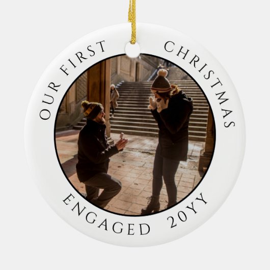 初めてのクリスマス婚約した写真Keepsake セラミックオーナメント (裏面)