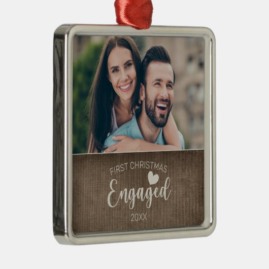 初めてのクリスマス婚約した素朴Burlap写真 メタルオーナメント (右)