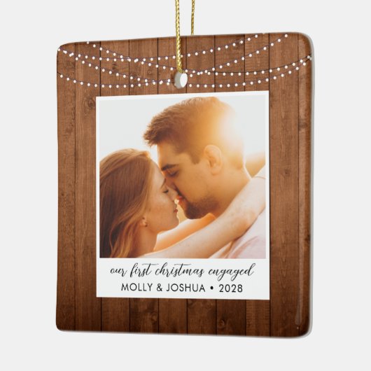 初めてのクリスマス婚約した素朴String Lights写真 セラミックオーナメント (左)