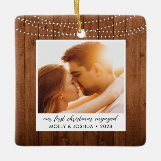 初めてのクリスマス婚約した素朴String Lights写真 セラミックオーナメント (正面)