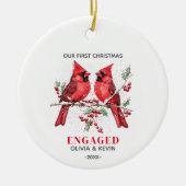 初めてのクリスマス婚約した赤結婚した深紅色 セラミックオーナメント (正面)