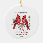 初めてのクリスマス婚約した赤結婚した深紅色 セラミックオーナメント (裏面)
