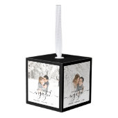 初めてのクリスマス婚約した4フォトブラックスクリプト キューブオーナメント (裏面アングル)