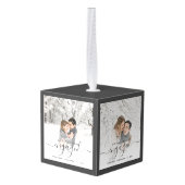 初めてのクリスマス婚約した4枚のフォトグレースクリプト キューブオーナメント (裏面アングル)