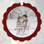 初めてのクリスマス婚約したPhoto Burgundy Script オーナメントカード<br><div class="desc">この美しい記念婚約カードであなたのオーナメントを記念しなさい。書き物の中読では「私たちの婚約した初めてのクリスマス婚約した」と書き込みエレガントの「私たちの文字」が前後に輝く。サンプル画像を写真に置き換お気に入りのえ、名前と年を追加する。白のグラデーションフ救済ィルタが文字をポップ・アートの作成デザインがカードの両側に表示される。</div>