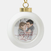 初めてのクリスマス婚約したPhoto Burgundy Script セラミックボールオーナメント (正面)